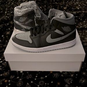W- Jordan’s mid shadow 8.5 w